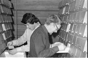Tor Guttu (t.h.) og Lars Anders Kulbrandstad seddelarkivet på Leksikografisk institutt på 1970-tallet. (Foto: Museet for universitets- og vitenskapshistorie)