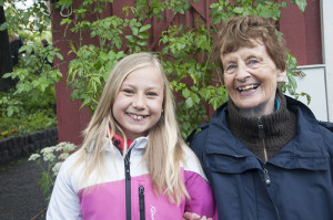 olv år gamle Selma Emina Kalnæs fra Lørenskog er ihuga Sønnavind-leser. Hun har lest til og med bok 48 og syntes det var stas å møte forfatteren «hjemme» i Elises miljø. 