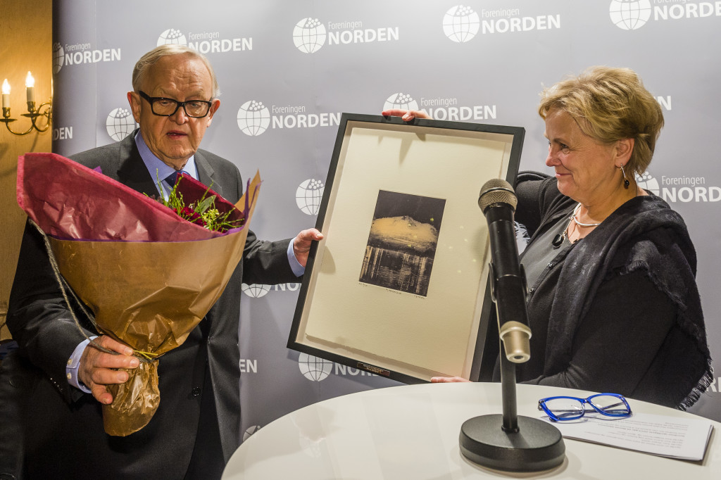 Finlands tidligere president og fredsprisvinner Martti Ahtisaari overrekkes Nordens språkpris 2015 av kulturminister Thorhild Widvey for sitt arbeid for å bevare og styrke et tospråklig Finland.